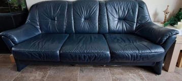 Donkerblauwe bank en fauteuil van kunstleer