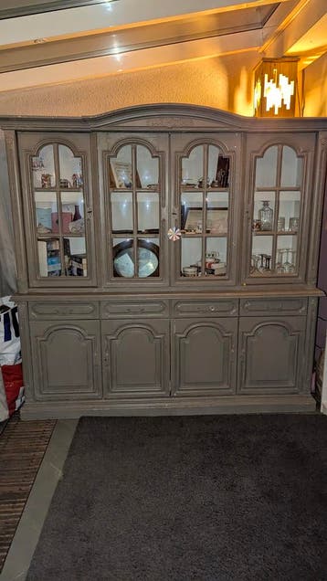 Grote wandkast met glazen deuren