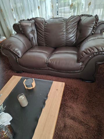 Donkerbruine tweezitsbank en 3 zits
