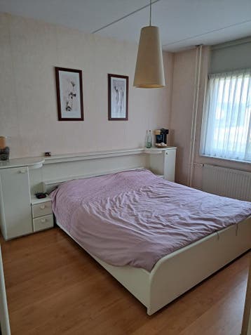 Mdf bed elektrisch met nachtkastjes..