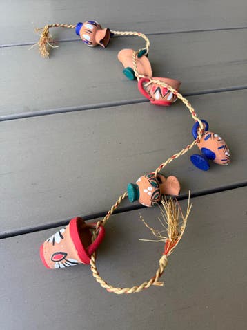 Mediterrane decoratie terra cotta mini kruikjes aan touw