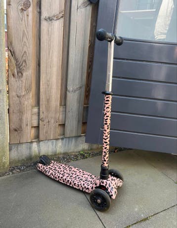 Step met led lampjes in de wielen