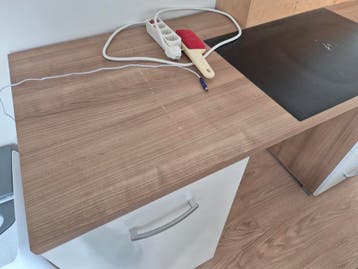 Gratis bureau  ,licht beschadigd, op werkblad zie foto