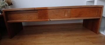 Handgemaakt (eikenhouten?) tv-meubel met schuifdeurtjes