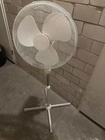 Witte statiefventilator