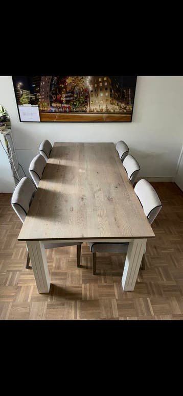 Grote tafel met 6 stoelen