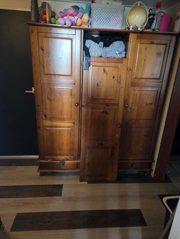 Gratis kledingkast - heeft wat liefde nodig