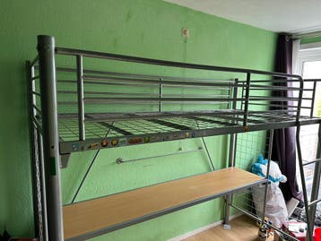 Hoogslaper met buro er onder. Gratis af te halen