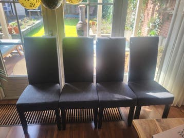 Set van 4 donkergrijze eetkamerstoelen, zo goed als nieuw