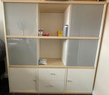 Vakkenkastje met schuifdeurtjes van melkglas - Gratis af te