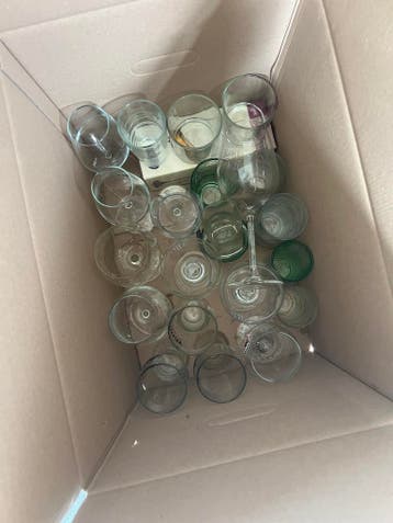 Gratis af te halen - doos vol verschillende glazen