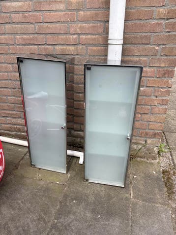 Gratis Badkamerkastje met Glazen Plankjes en Spiegels