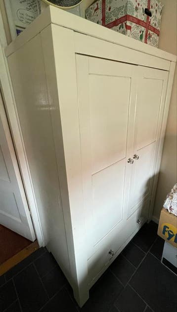 Meidenkast met lade, roede en 2 legplanken - Gratis af te ha