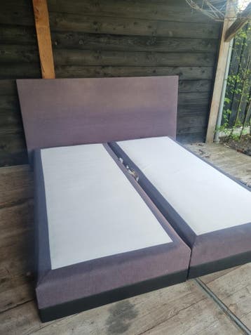 Tweepersoons boxspring met hoofdbord