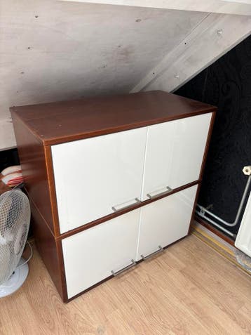 GRATIS Kastje met vier deuren.