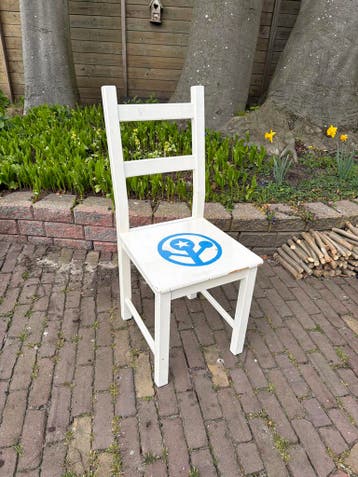 Witte houten stoel met blauw logo