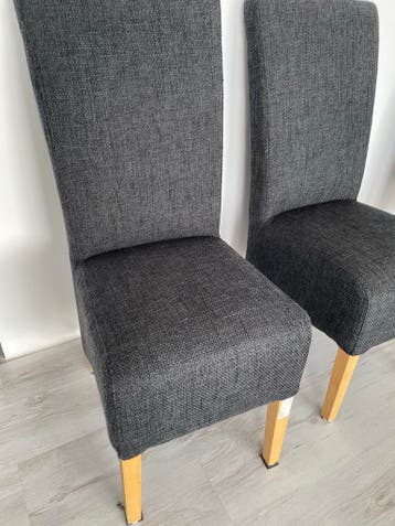 Set van 2 donkergrijze eetkamerstoelen met houten poten