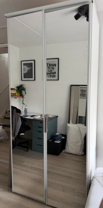 Gratis wat beschadigde kledingkast