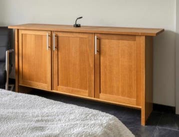 Gratis af te halen: Houten kastje met 3 deuren