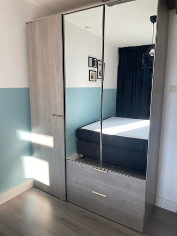 Kledingkast met spiegeldeuren en lades. Gratis