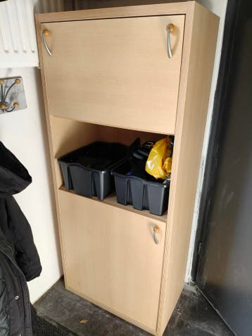 Houten kast met 1 klep, open vak en 1 deurtje