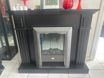 Zwarte elektrische haard met schouw