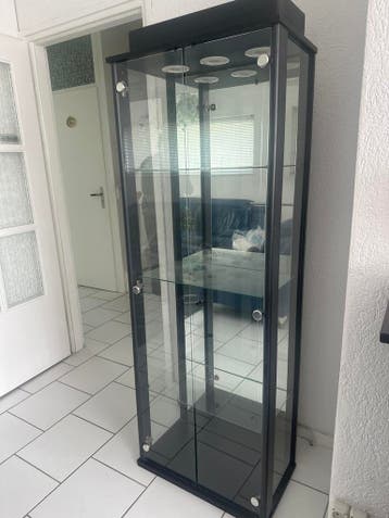 Glazen vitrinekast met verlichting