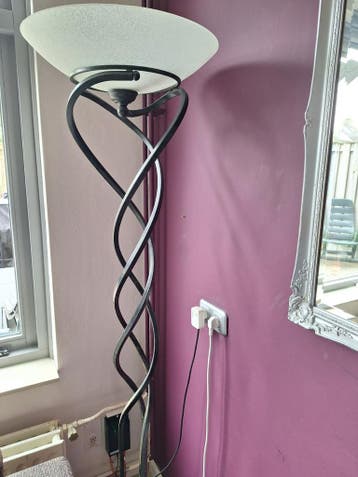 Staande lamp  bestaande metalen voet en mat glazen kap