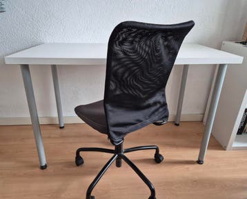 Gratis op te halen: bureau + bureaustoel