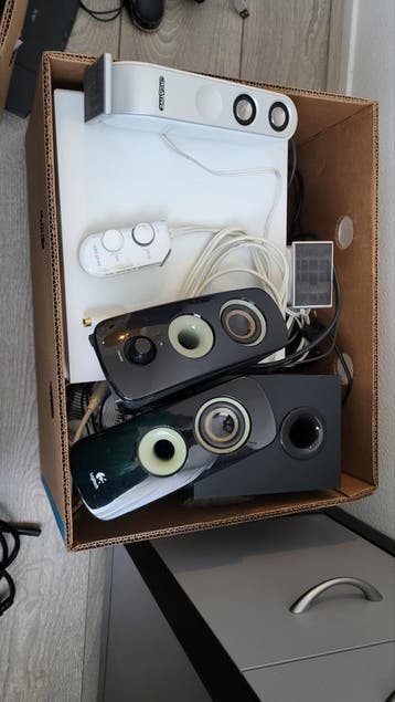 Gratis 2x speakerset Logitech en Creative