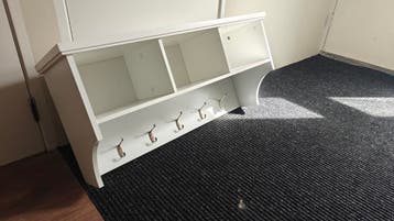 Gratis - Witte kapstok met opbergvakken