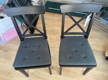 2 Houten antraciete stoelen met kussentje