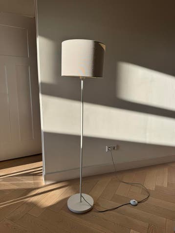 Grijze vloerlamp