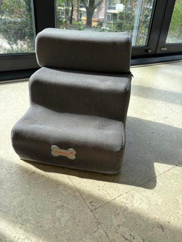 drie-treden trap voor een kleine hond