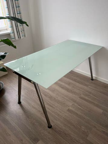 Gratis! Glazen bureau met metalen poten
