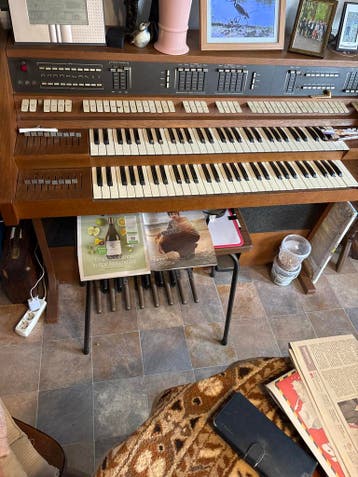 Elektronisch orgel met twee klavieren en pedalen
