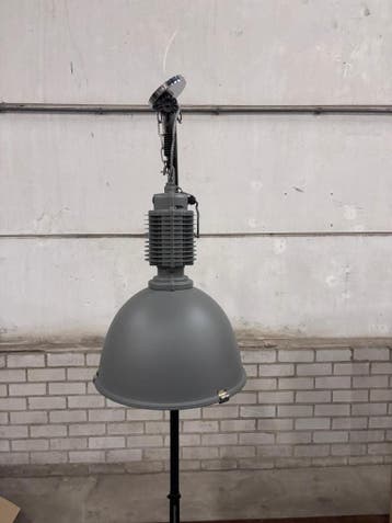 Gratis 8 x industriele lamp(en) 70 hoog diameter 49 cm
