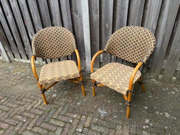 Twee stoelen van riet