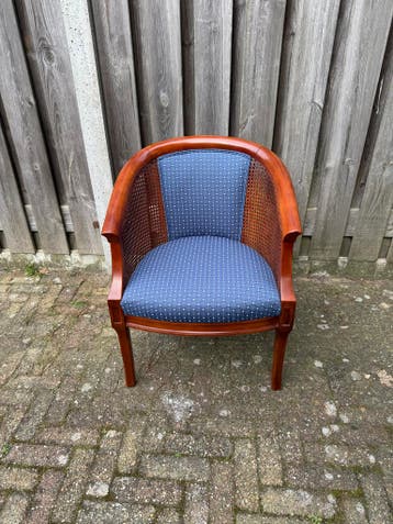 Klassieke kuipstoel met rotan en blauwe bekleding