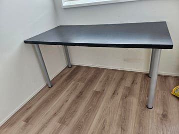 GRATIS - Zwart bureau met zilveren poten