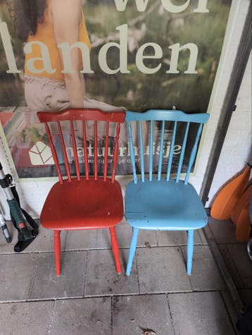 Twee gratis houten stoeltjes, zithoogte 43 cm