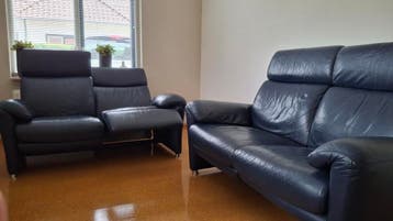 Twee 2-zits banken met relaxfunctie, leer, donkerblauw