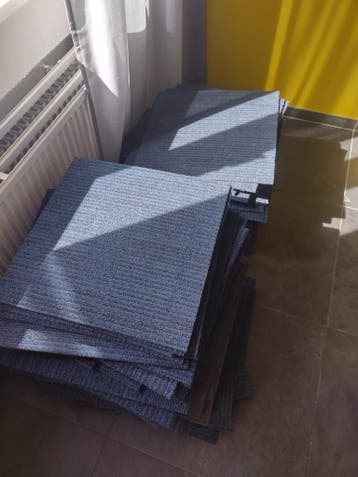 Mooie grijsblauwe tapijttegels, gratis in Groesbeek ophalen