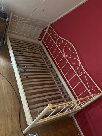 Metalen wit bed met lattenbodem