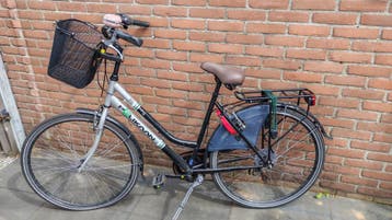 Pelikaan damesfiets met mand en bagagedrager