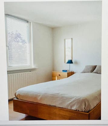 Bed met nachtkastjes