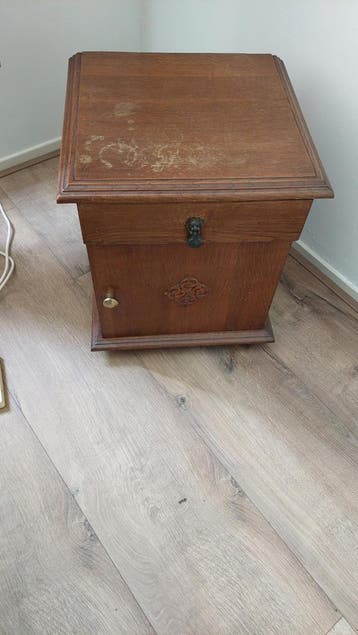 Nachtkastje 51 x 44 x 40 gratis ophalen in Dongen.