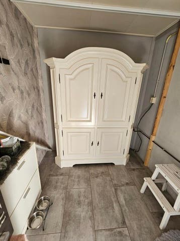 Witte grote kast