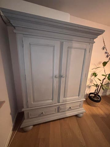 Grote grijze houten buffet-/servieskast met lades