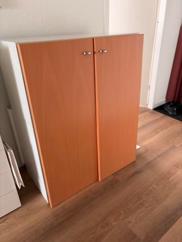 Mooie kast hxbxd  110x84x42 met twee legplanken